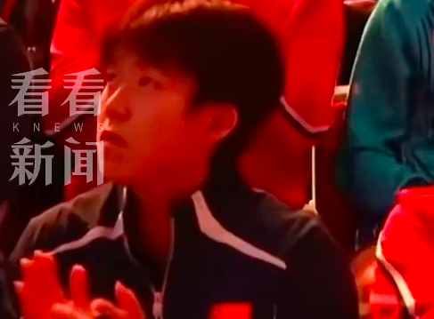 王楚钦现身观看中国大满贯!与王皓并排落座