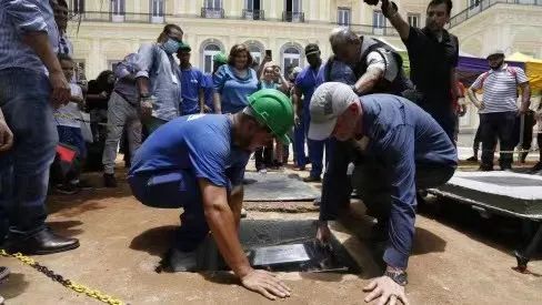 巴西“国博”埋下“时间胶囊” 50年后再取