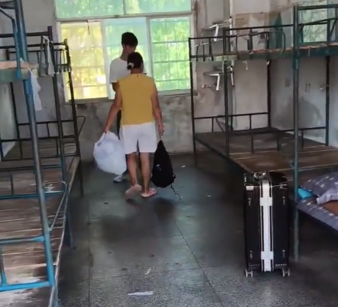 网友抱怨侄子高中宿舍过于陈旧 