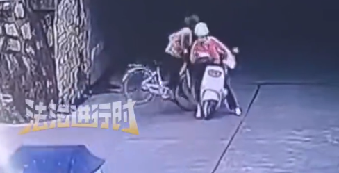 老人骑车撞直行车反诬对方逃逸 网友:生而为人,善良为本! 