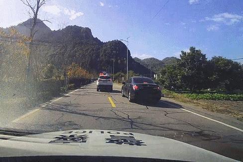 女子取300萬交給騙子警車急速攔截 警方緊急追擊成功截獲