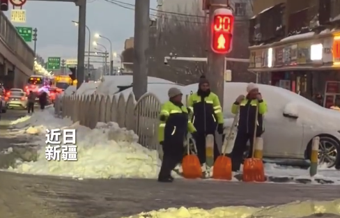 这一幕好暖心!环卫工阿姨扫雪休息时翩翩起舞