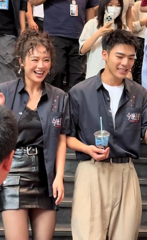 马思纯抹胸黑长裙造型 引发广泛讨论