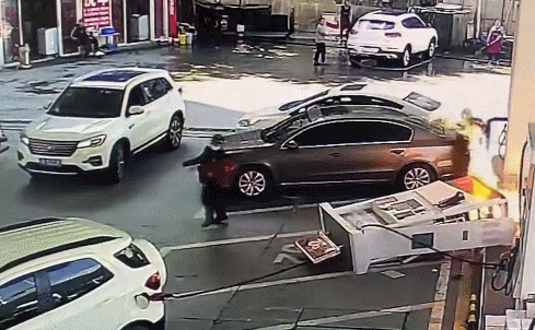 汽車加油時(shí)起火 眾人教科書式滅火 緊急救援顯神威