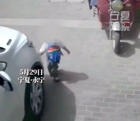 1歲幼童獨自一人跑上道路發(fā)生碰撞 交警提醒