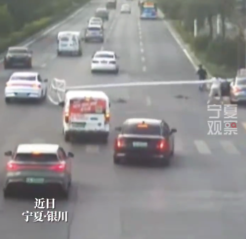 轎車為避讓闖紅燈電動車撞倒電線桿 交警部門責任認定