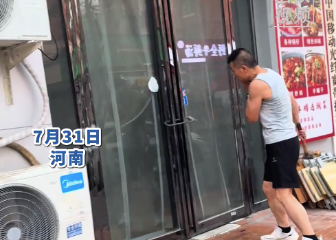 男子买胡辣汤顺手砸锁帮忙救了个火 饭店冒白烟以为改行卖包子了
