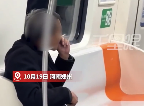 男子地铁上公然吸烟并叫嚣不怕拍 工作人员回应