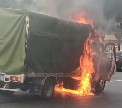 广州海珠一货车起火无人伤亡被困 明火已扑灭