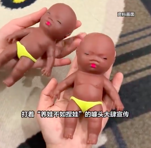 娜塔莎无下限广告引学生模仿，暴力摔打当成潮流？多所学校已紧急拉黑