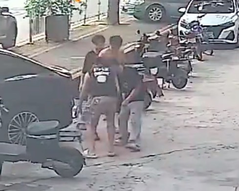 小伙凌晨撞坏路边车等到天亮主动赔偿