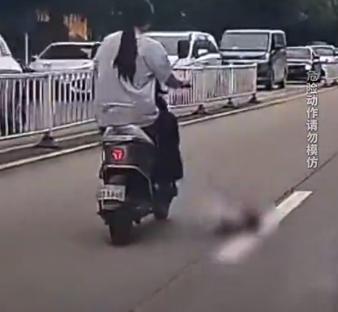 女子快车道上骑电动车掉下一娃 后车司机：心都要跳出来了！