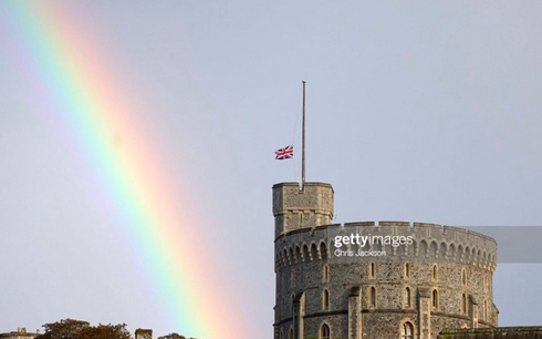 英国女王去世消息公布之前 英国白金汉宫上空出现双彩虹