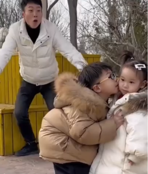 父亲在公园眼睁睁看着女儿被亲，气的直跳脚 心爱的小白菜被拱了