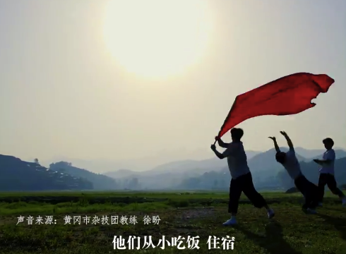 杂技少年摔打苦练磨就绝技：要把跟斗翻上世界舞台！