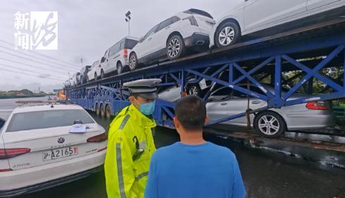 高速驚現(xiàn)52米“貪吃車”,！民警：你這不是火車啊