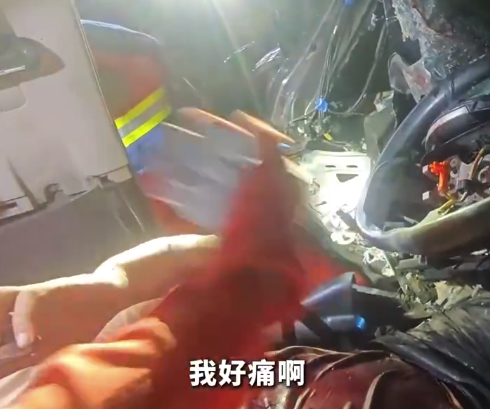 男子车祸被困接母亲电话哭喊妈妈好痛
