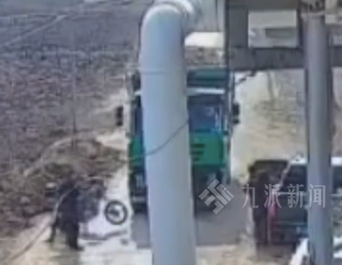 卡车司机回应碾压拦车男子被取保候审：我是正常行驶，他自己钻进去的