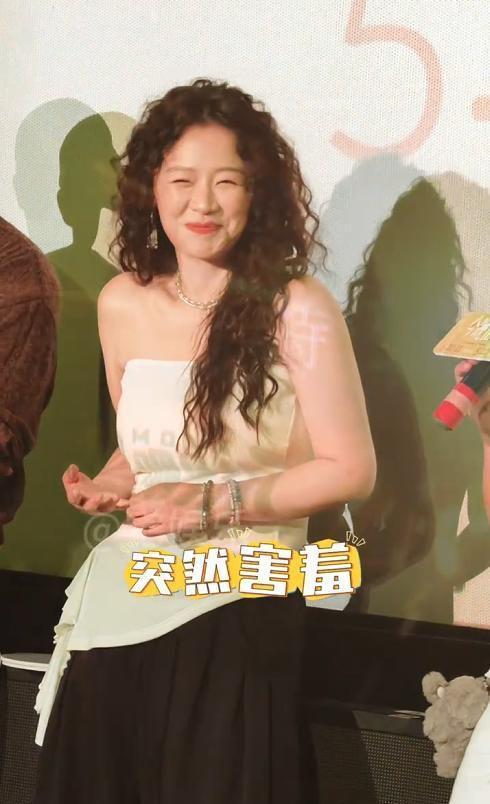 马思纯抹胸黑长裙造型 引发广泛讨论