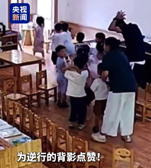 地震时老师在摇晃中狂奔返回教室，护送孩子们离开！