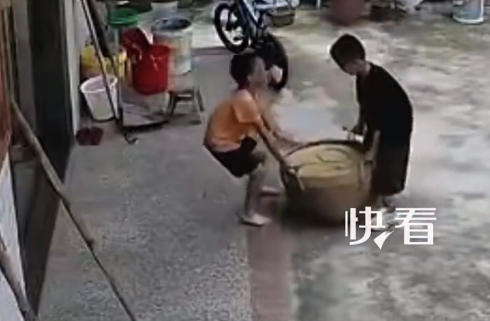 下雨前两兄弟想尽办法收回满院粮食