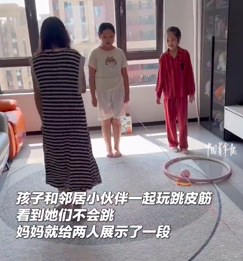 妈妈露一手跳皮筋看呆小朋友 网友：这样的画面太美好