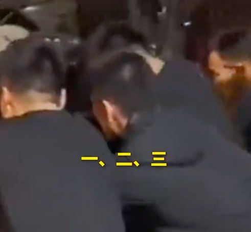 車輛側(cè)翻6名特警徒手拆門救出3人 被救者：看到你們的衣服我就知道沒事了