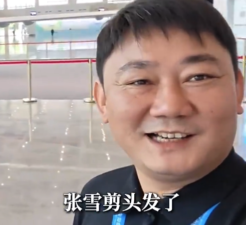 张雪剪头发了!携820RR与首座冠军奖杯参展