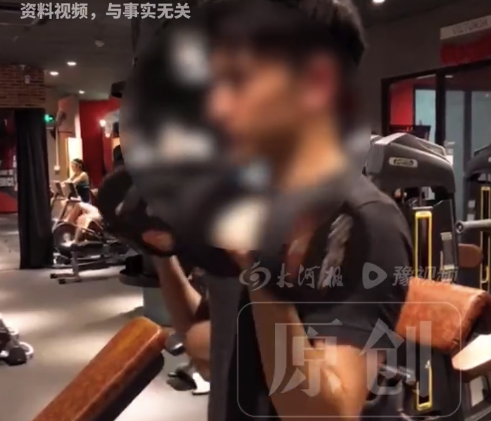 男子健身房与人较劲增重量拉伤肌肉 医生提醒