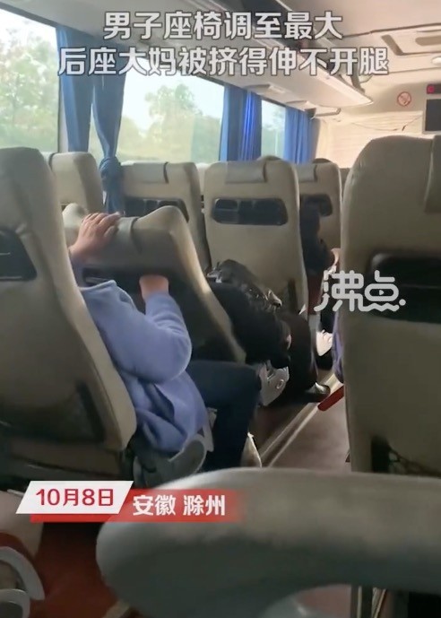 男子座椅半躺后座被挤到腿伸不开