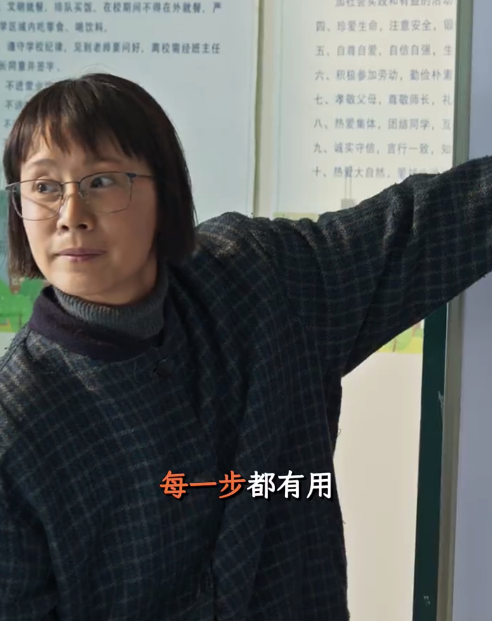 王宝强也由衷地希望大山女孩们都能勇往直前,走出大山,去奔赴美好的