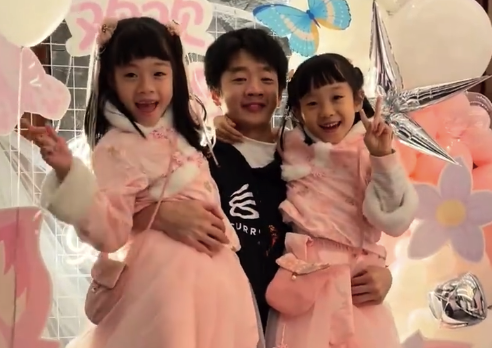 杨威一家为双胞胎女儿庆生，杨阳洋抱起两位妹妹十分宠溺