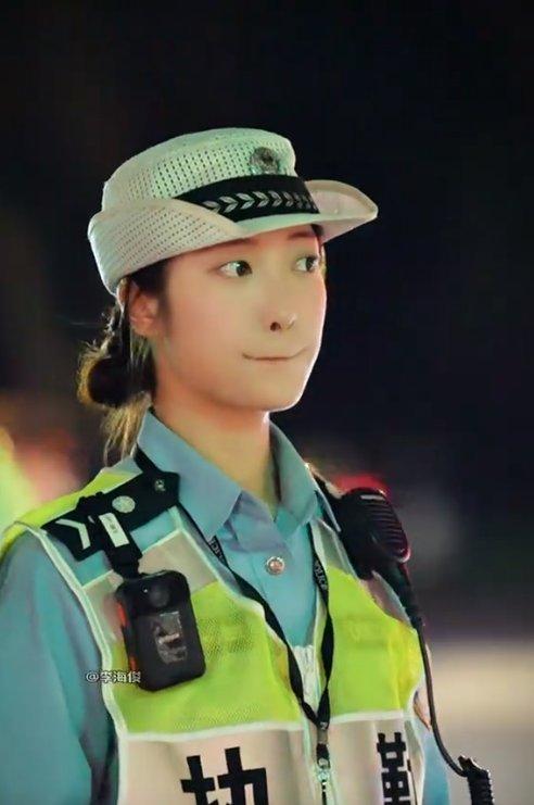 杭州兔子警官称执勤穿2件衣服很热 高温坚守成网络红人