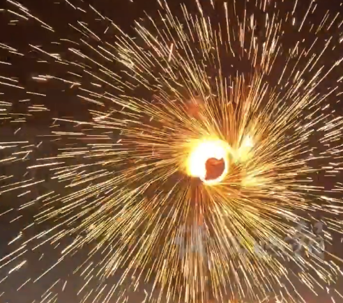 电钻遇上打铁花宛如璀璨星河 温馨提示：危险动作，切勿模仿！