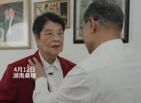 钟南山为李少芬穿名人堂入堂礼服 女儿代领徽章