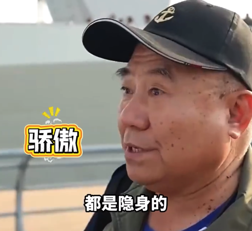 游客身穿海军70年纪念衫参观海军舰艇 激动到眼泛泪光