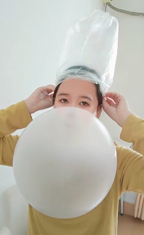 女子吹破超大泡泡后还能作念个面膜 网友辱弄其“泡泡大王”