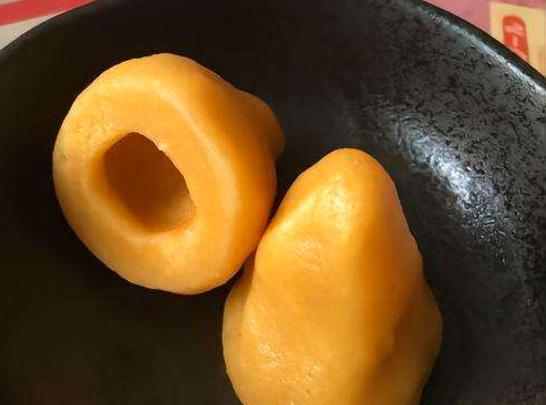 梅西“给你俩窝窝”获传播类大奖，“给你俩窝窝”啥意思？