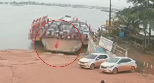 巴西一男子没等渡轮靠岸抢跳 不料计算失误挂在岸边被船挤压致截肢
