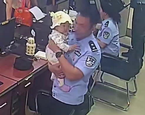 媽媽著急上廁所將孩子托付給民警 民警也用行動(dòng)回應(yīng)這份托付