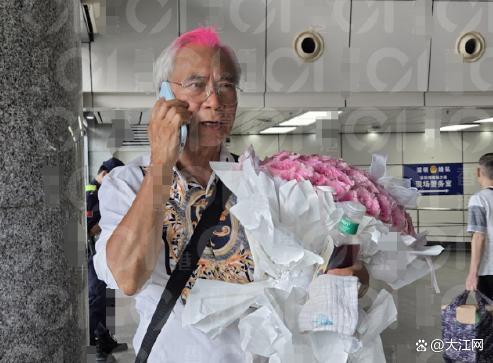 74岁老戏骨捧花接小36岁未婚妻出狱