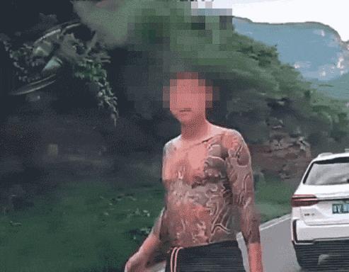 警方通报女子拒绝加塞被3男子辱骂 涉事者因寻衅滋事被拘留