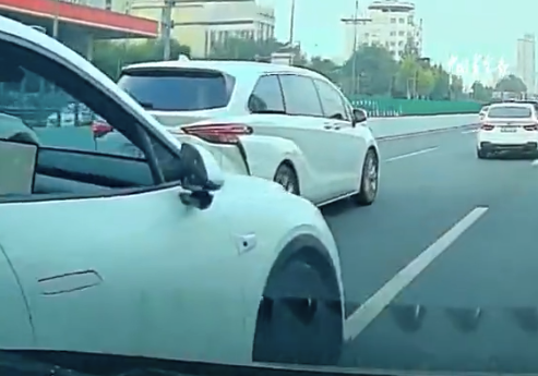 男子斗氣別車撞車后嘴硬不承認(rèn) ?網(wǎng)友：現(xiàn)實(shí)版死鴨子嘴硬