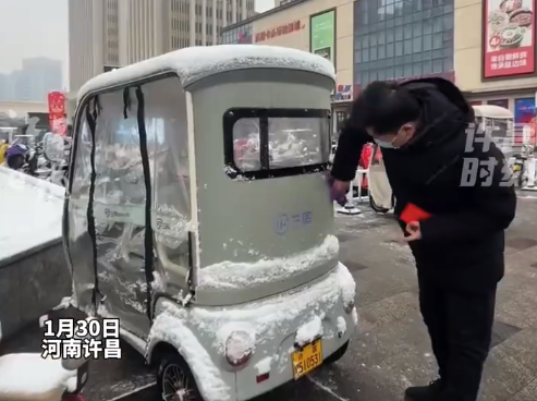 商场员工为顾客车辆除雪套车座获赞 顾客：心里很温暖