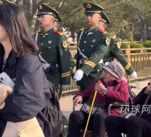 武警战士伸直手臂防惊扰老人 网友:温柔又有分寸!