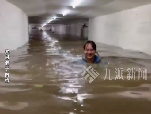 注意安全！地下通道被水淹广州市民仅露出头部