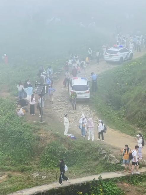 桂林山野外一废弃牛棚意外走红 乡村文旅新热点