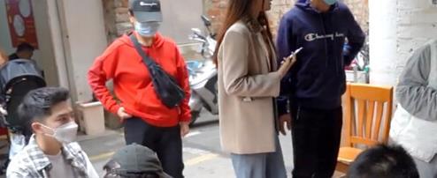 广西60岁阿婆做美食，一碗饭给4大片肉，传承美食每天出摊