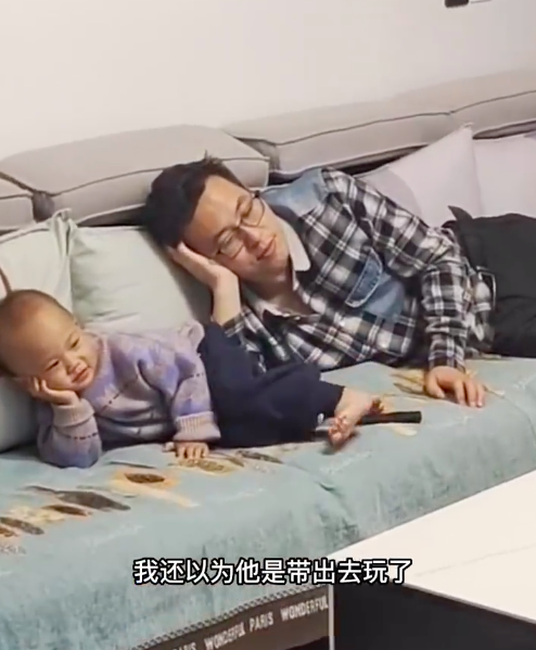 2岁宝宝模仿爸爸看电视姿势一模一样