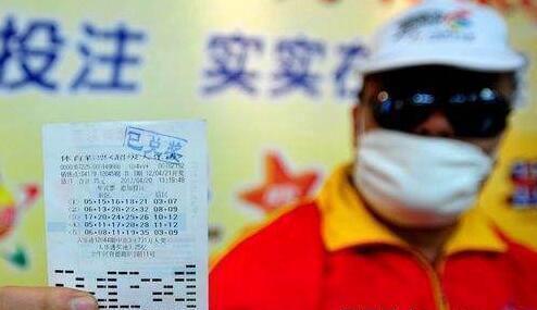 男子中5976万彩票大奖说不出话来 兑奖手一直在抖